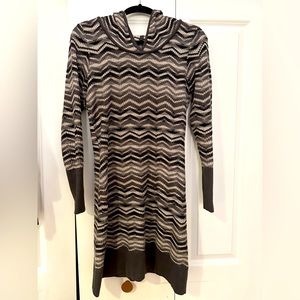 M Grey and white prana long sleeve hooded sweater dress